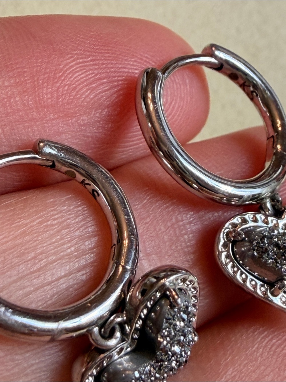 Kendra Scott Ari Heart Silver Huggie Earrings in Platinum Drusy - Picture 6 of 7